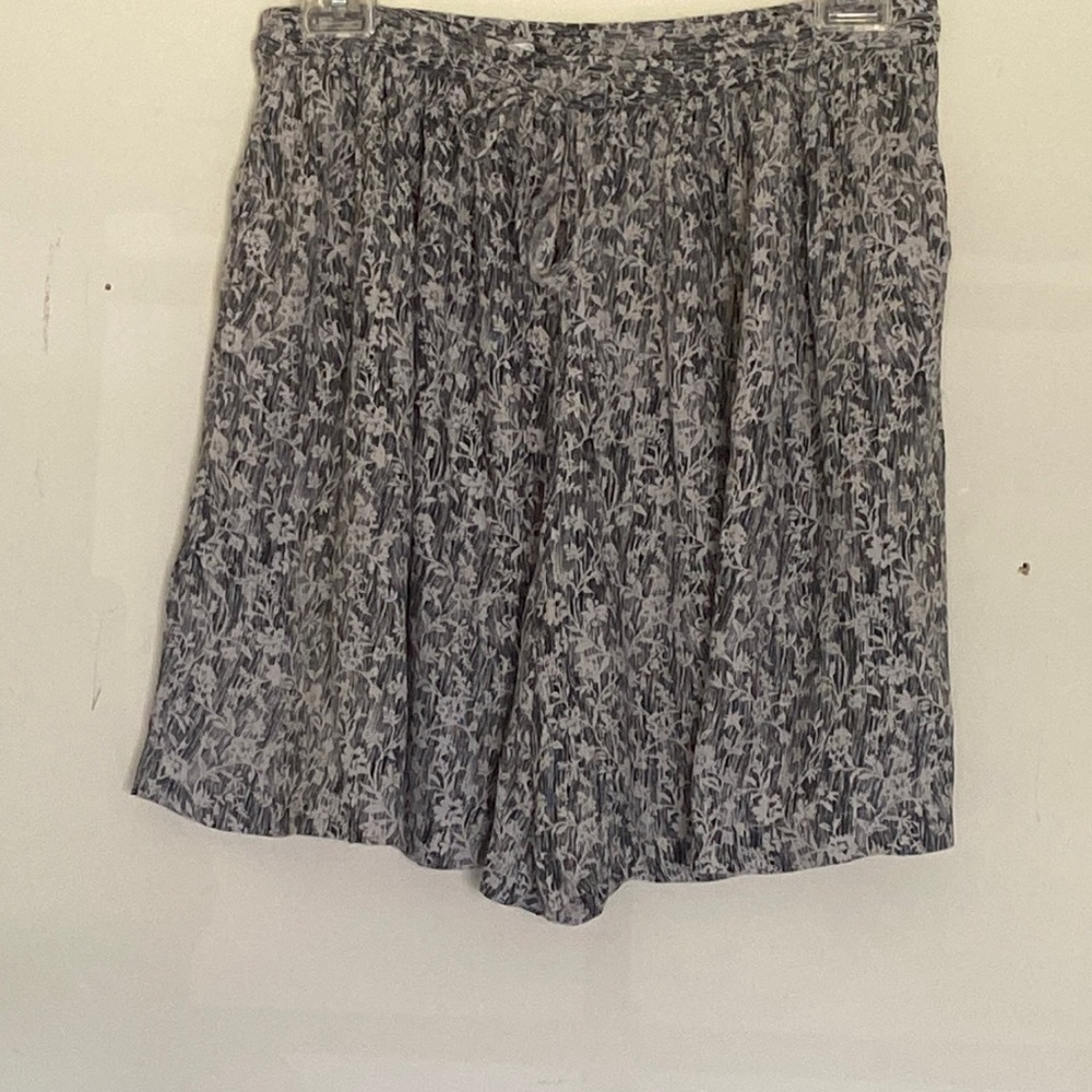 Jones New York sport MP Shorts ITEMS $8 or less BOGO . Bundle I will discount.